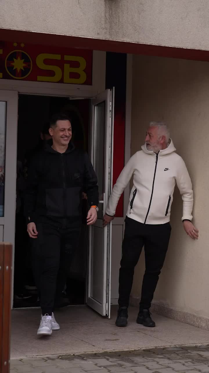 Primire de gală    FOTO+VIDEO.    Mirel Rădoi,  prima zi la FCSB. Gestul suporterilor și promisiunea făcută noului antrenor