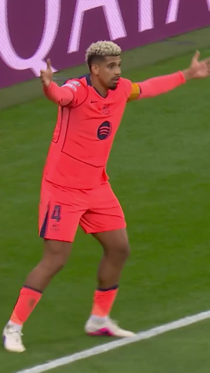 Araujo, de neînțeles    FOTO.    Gestul bizar  făcut de fundașul Barcelonei înainte de golul lui Newcastle. A dat vina pe arbitru!