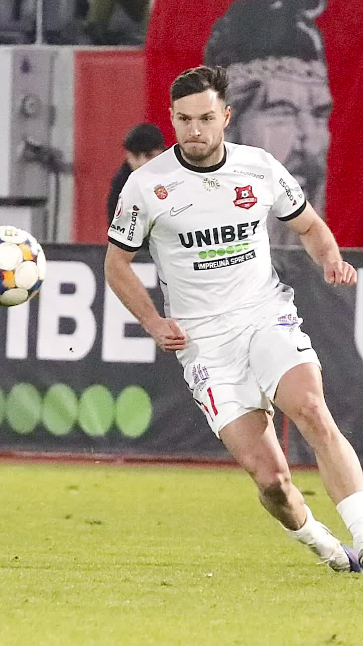 Schimbat după 20 de minute     FOTO.  Ce s-a întâmplat cu   Dennis Politic  la debutul play-out-ului