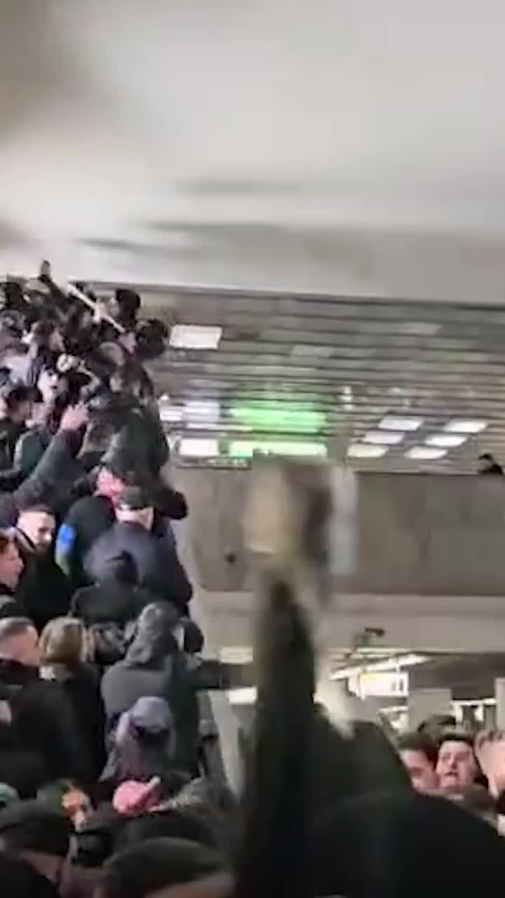 Haos la metrou    VIDEO.    Ultrașii lui Dinamo  și-au făcut de cap în drum spre Giulești: torțe, petarde și scandări rasiste