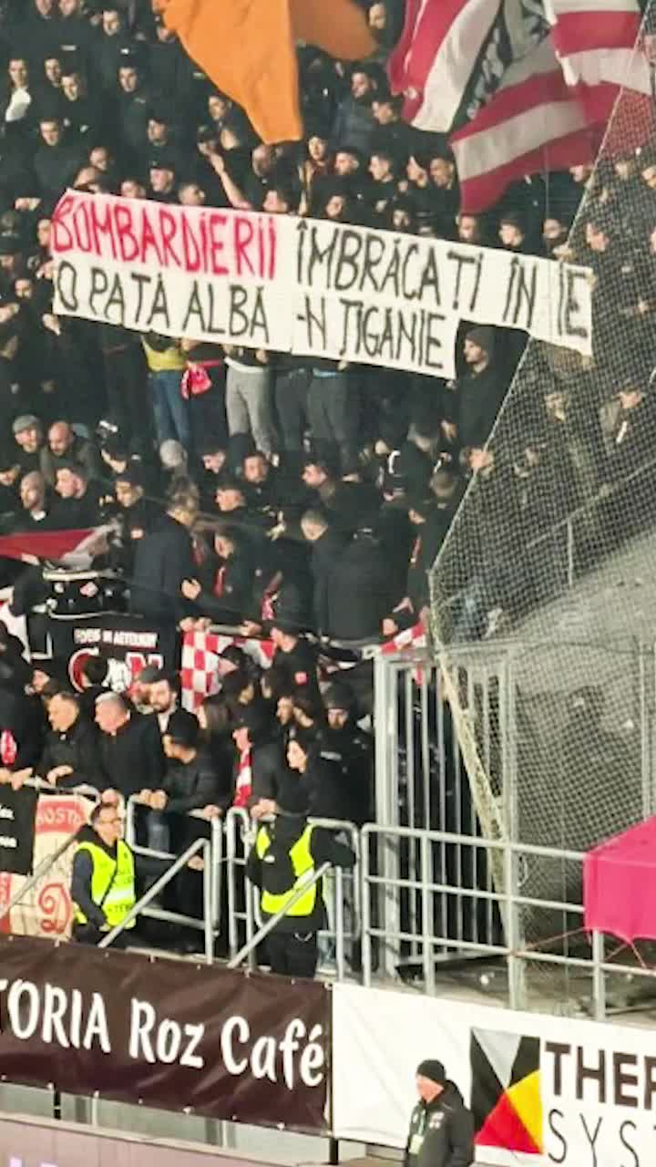 Dinamo ia  atitudine  Clubul se dezice de   mesajele rasiste  ale suporterilor de la meciul cu Rapid: „Respingem astfel de comportamente”