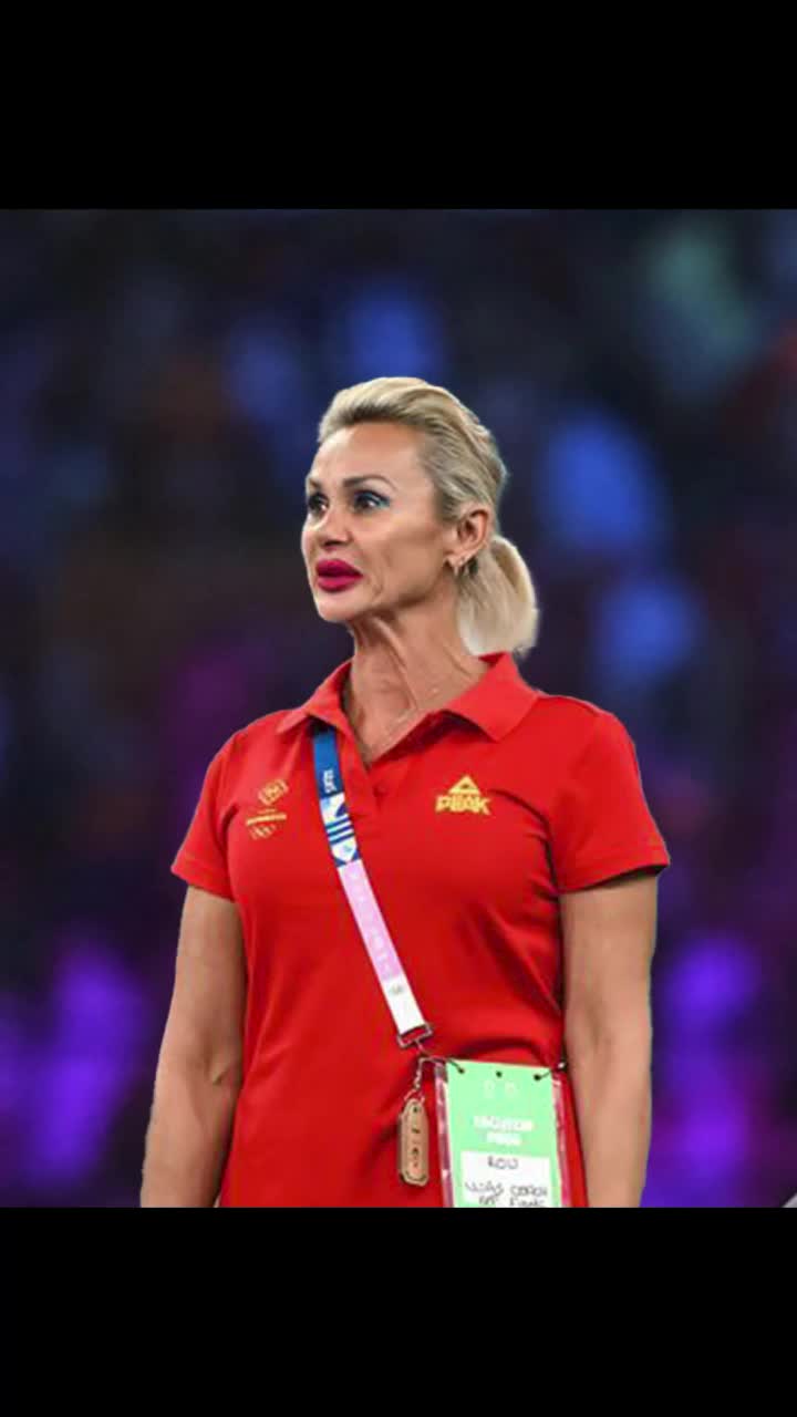 „O strâng de gât!”      FOTO:    GOLAZO.ro publică noi imagini care susțin povestea unei foste gimnaste   abuzate fizic și psihic  de Camelia Voinea