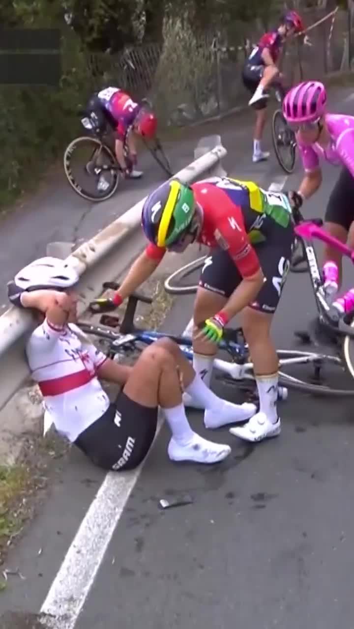 Momente de groază în Milano - SanRemo    VIDEO.   O ciclistă a fost transportată   de urgență la spital  după ce a căzut peste balustradă