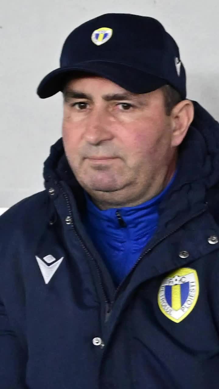 Taxați de fani și de „secund”     FOTO.  Jucătorii Petrolului, băgați în ședință după   eșecul cu Metaloglobus  » Grozav: „O rușine”