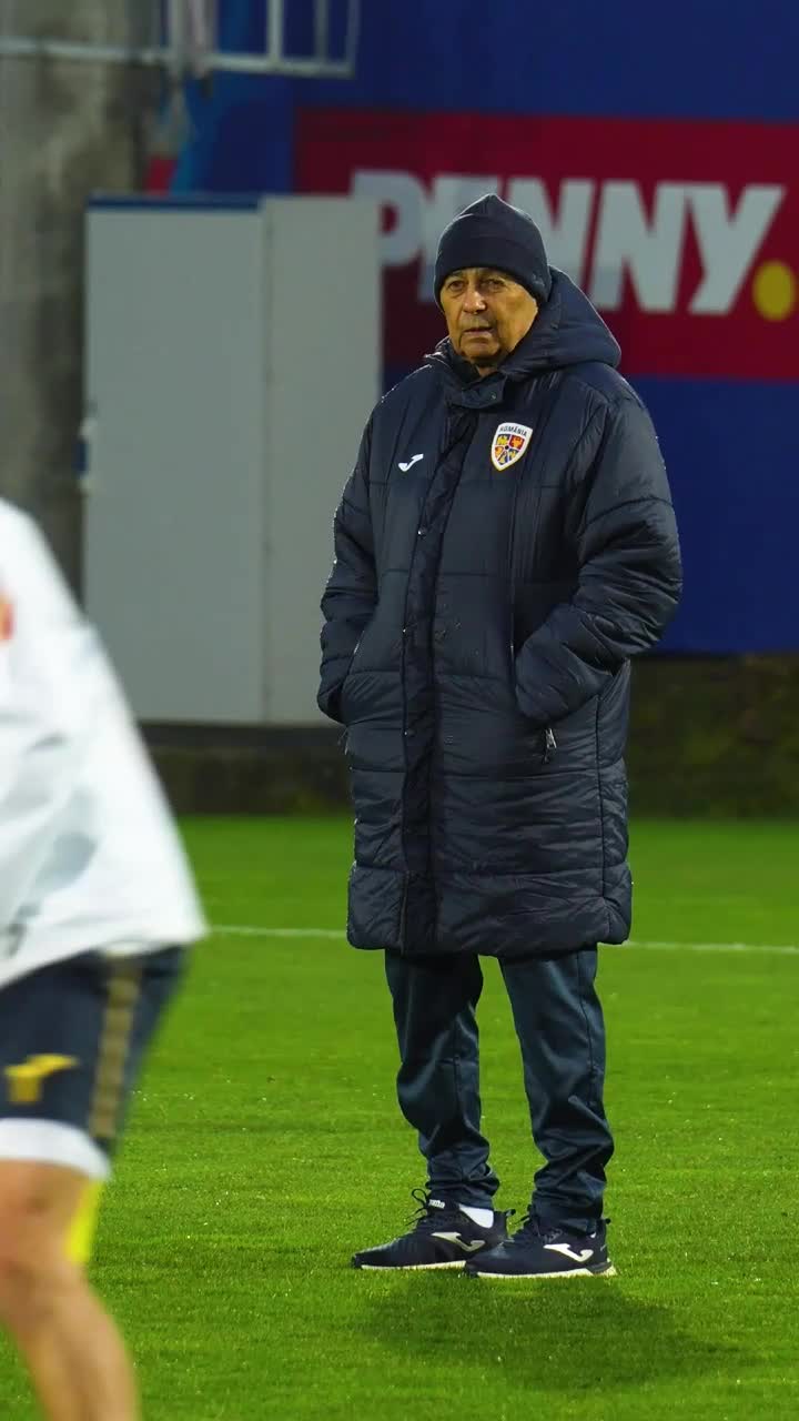 DIN NOU PE TEREN     Cum a fost Mircea Lucescu  în cele 15 minute petrecute de jurnaliști la antrenamentul naționalei