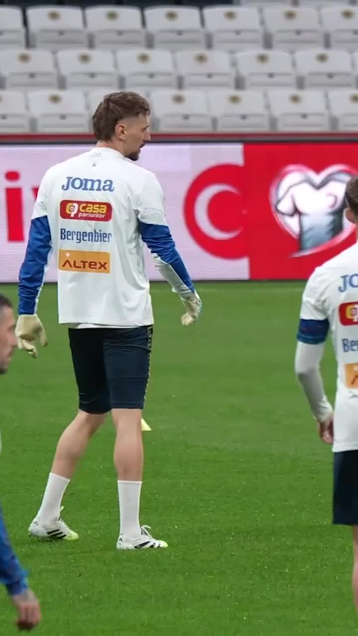 Radu e bine!  Detaliul observat de   GOLAZO.ro  la antrenamentul oficial:   ce a făcut Lucescu  imediat după ce a intrat pe teren