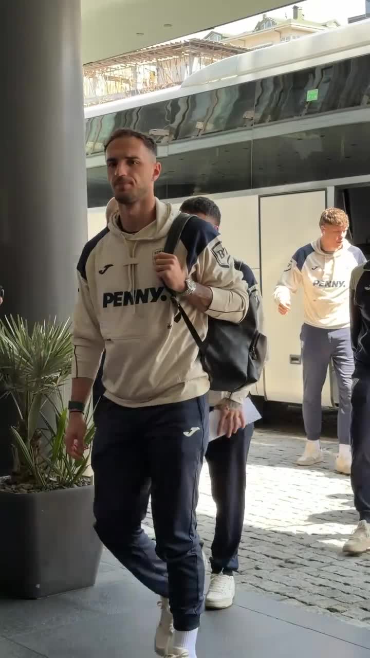 „Tricolorii” au ajuns în Turcia    FOTO+VIDEO.  Ce s-a întâmplat în fața   hotelului din Istanbul.  Jucătorii, însoțiți de Burleanu și Iorgulescu