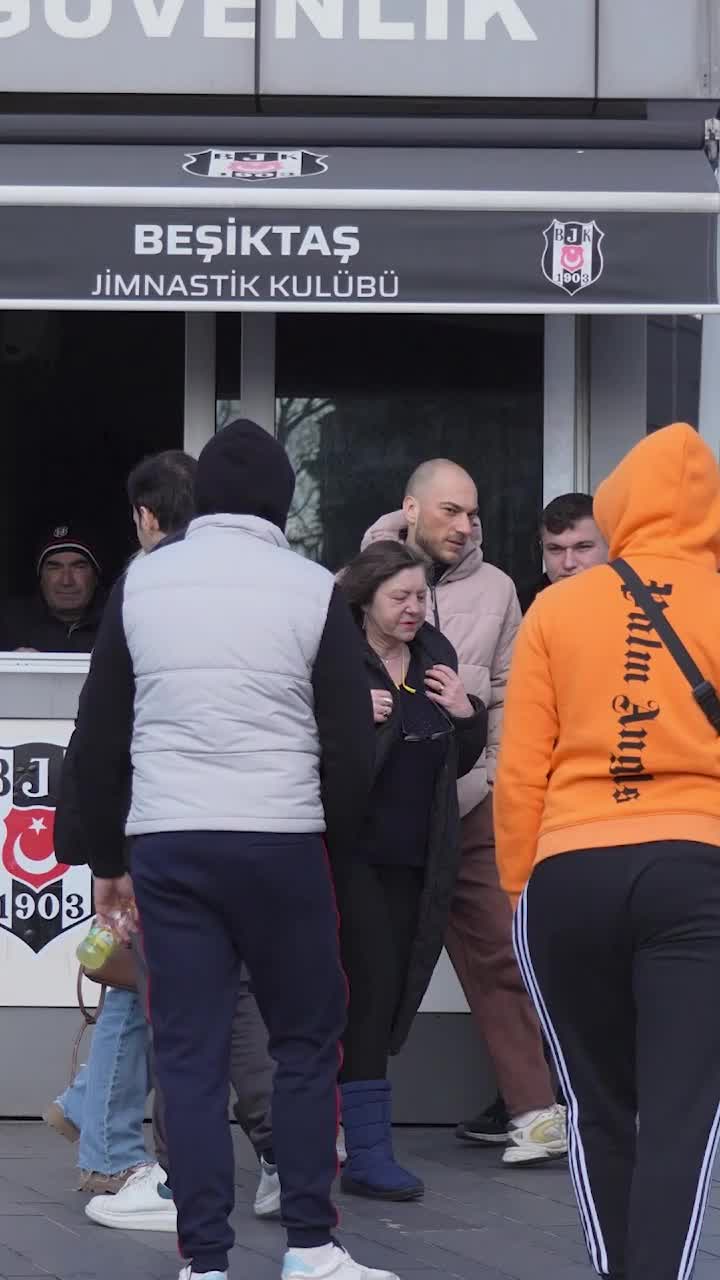 Regii bișniței la Istanbul  Speculanții turci le vând românilor   bilete de peste 8 ori mai scumpe  pentru barajul CM. La ce preț s-a ajuns!