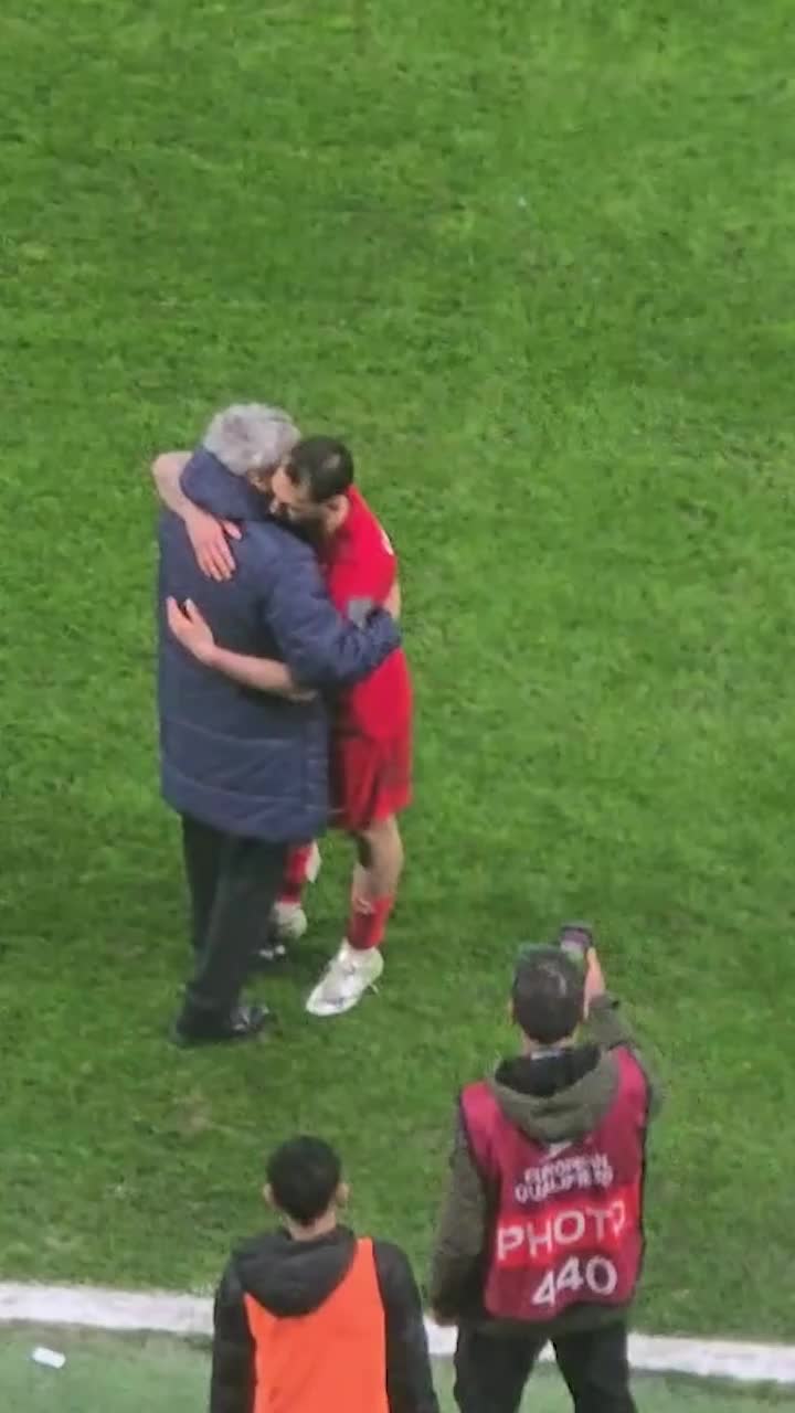 Căpitanul Turciei, omagiu pentru Lucescu  Hakan Calhanoglu a postat   îmbrățișarea de la Istanbul  și câteva cuvinte profunde