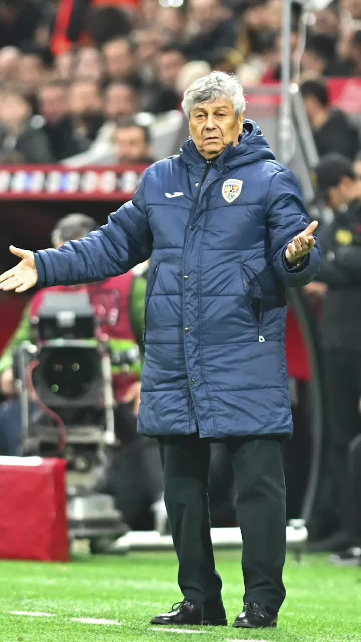 Luce, cot la cot cu Montella  Selecționerul are 80 de ani, vine după suferință,   dar e 100% în picioare în meci,  dă sfaturi, îl ceartă pe Rațiu