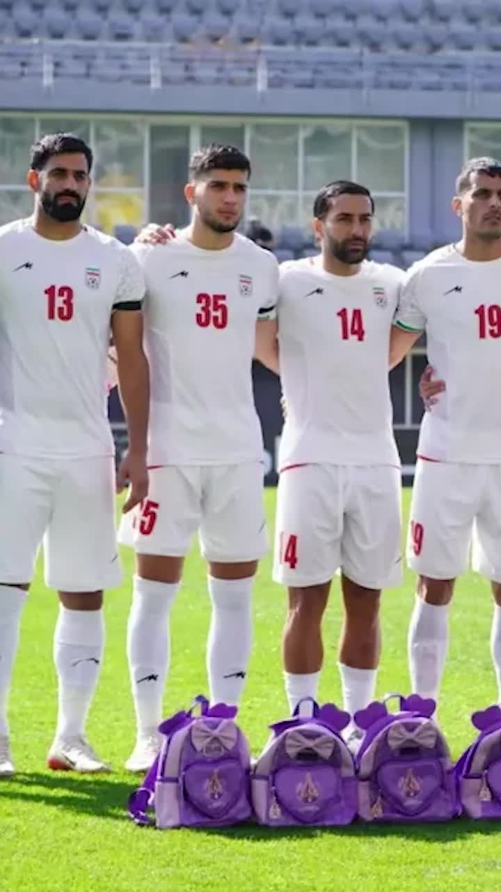 Cu ghiozdane pe teren   Jucătorii Iranului, omagiu emoționant pentru copiii uciși într-un   atac asupra unei școli primare