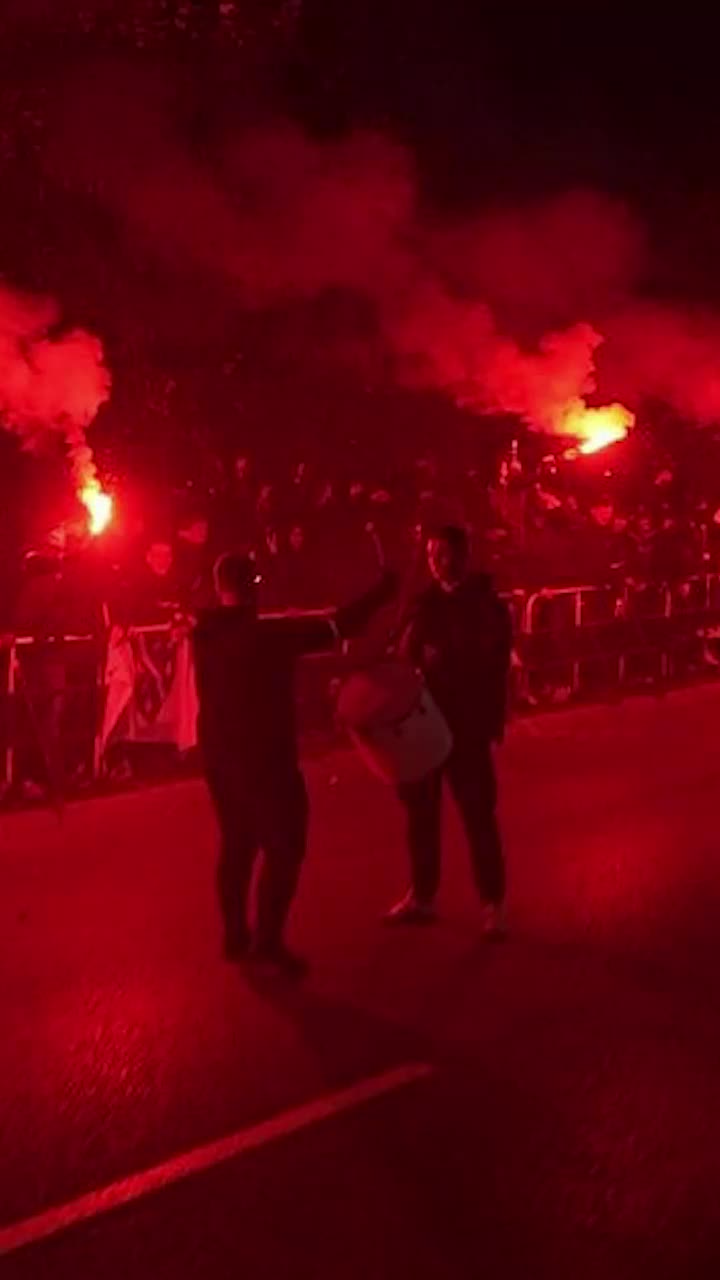 O mașină ca să vezi jocul din bloc!    Nebunie la Zenica.  Toată Bosnia vrea să fie la stadion pentru barajul CM cu Italia » Cât costă un bilet pe piața neagră