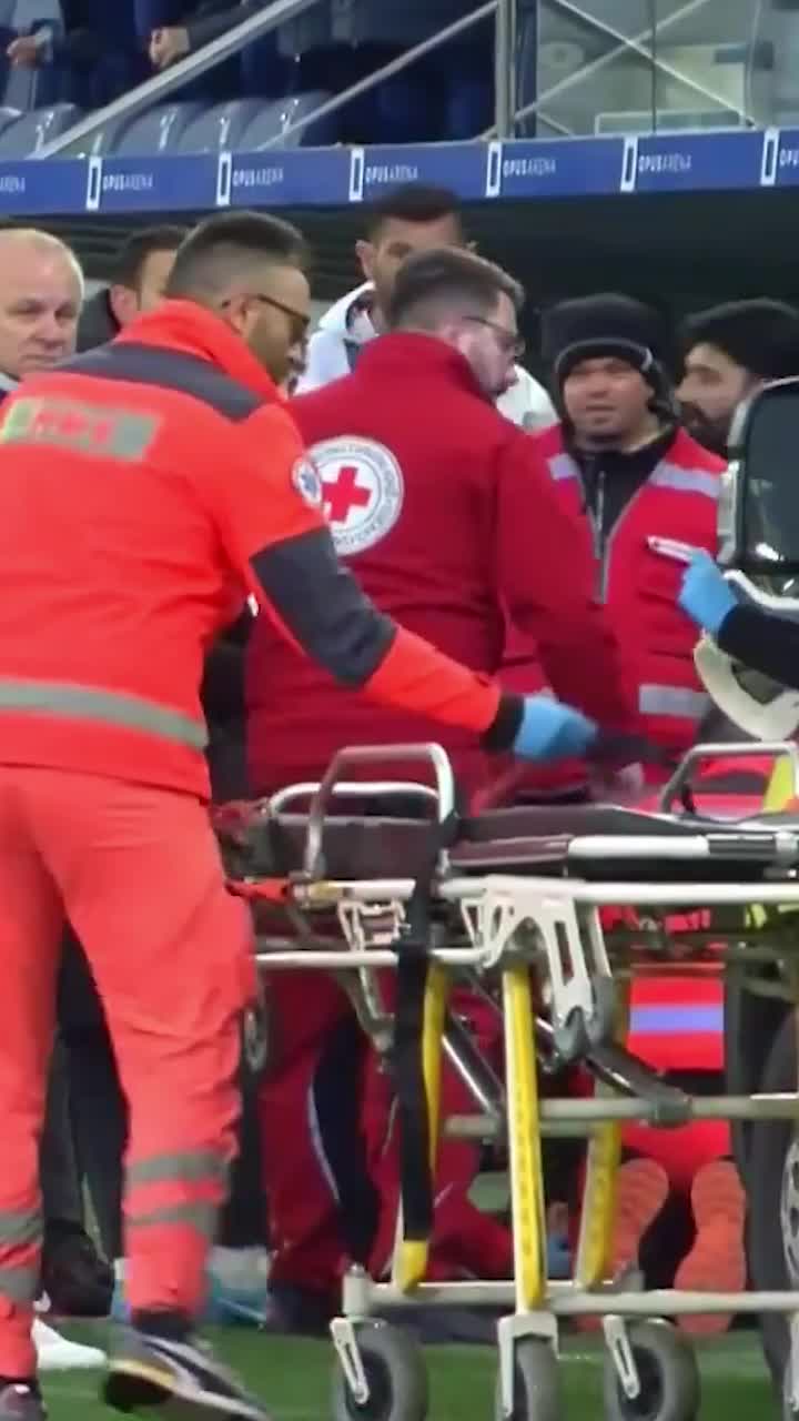 S-a prăbușit în timpul meciului     VIDEO  Medicii au intervenit imediat pentru a-i acorda   primul ajutor  selecționerului Turciei U21! Meciul a fost abandonat