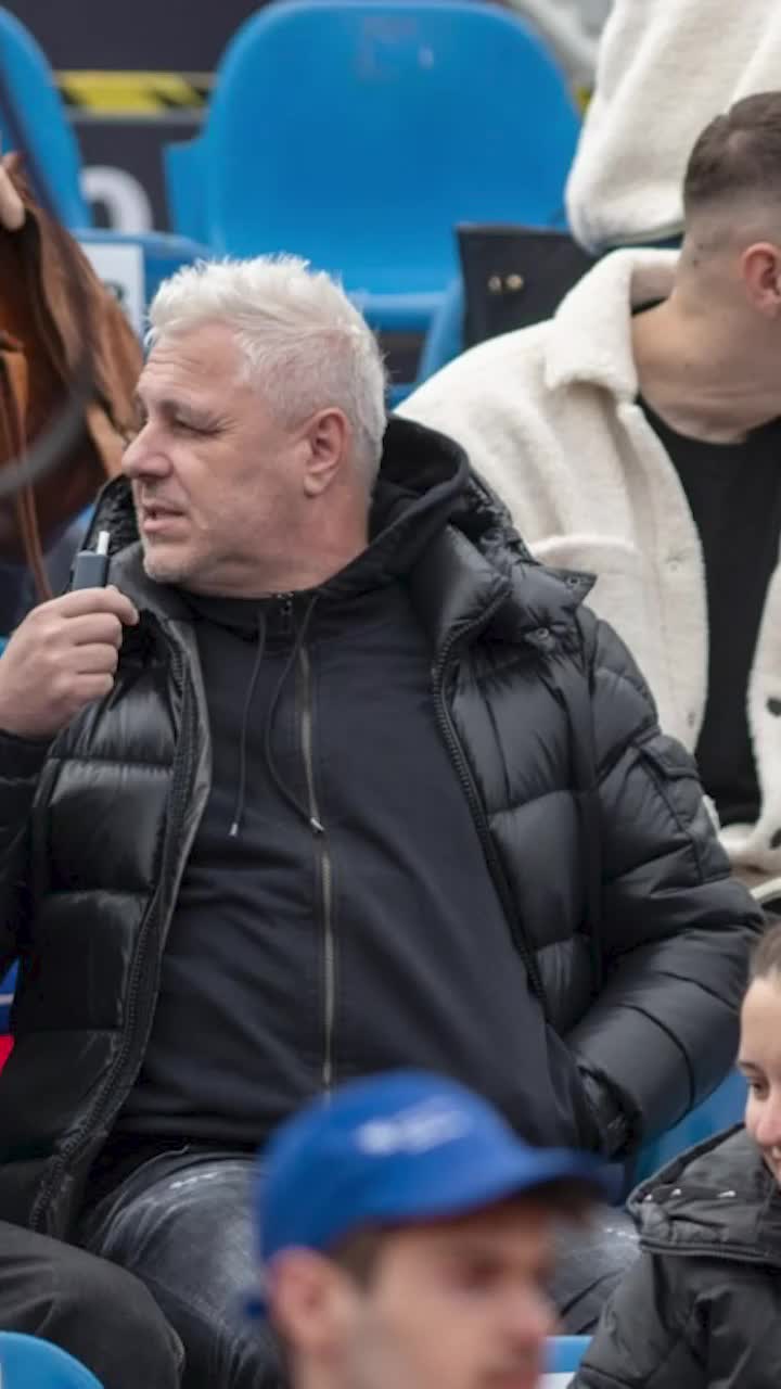 Șumudică, la tenis ca în peluză    FOTO.   I-a deranjat pe jucători la   Țiriac Open:  „Iar începe cu mizeriile” + A fumat în tribună