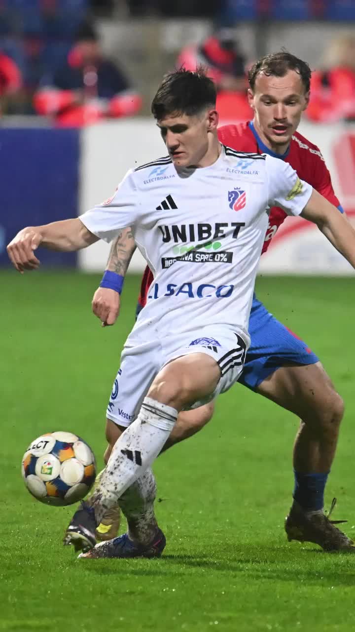 „Mă mir că nu vede nimic”    FOTO.     Două faze controversate  la Botoșani, ambele judecate împotriva campioanei: „99,99% penalty!”