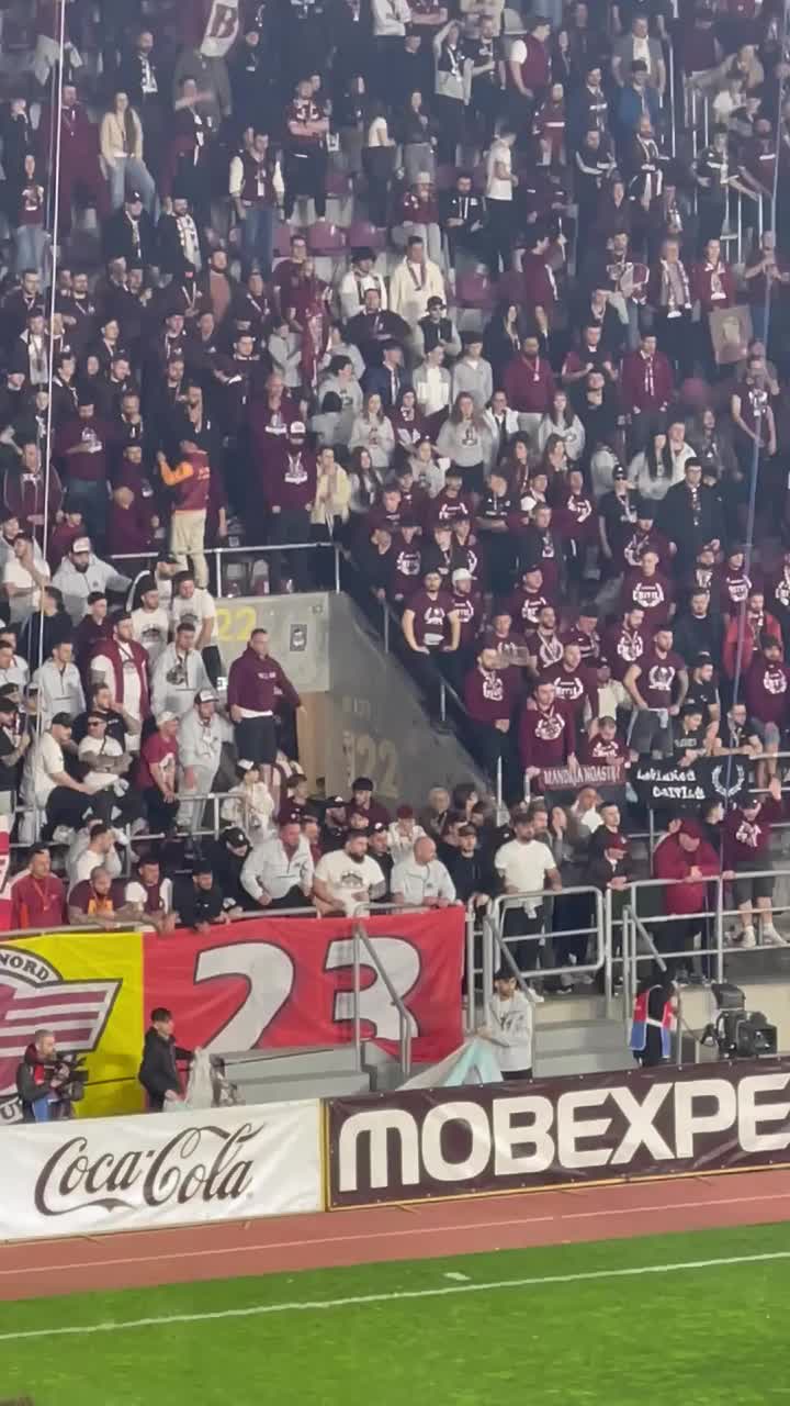 Conflict violent pe Giulești     VIDEO+FOTO:   Rapidiștii, înjurați de propriii suporteri după eșecul cu U Cluj. Un jucător,   lovit cu bățul de la tobă!