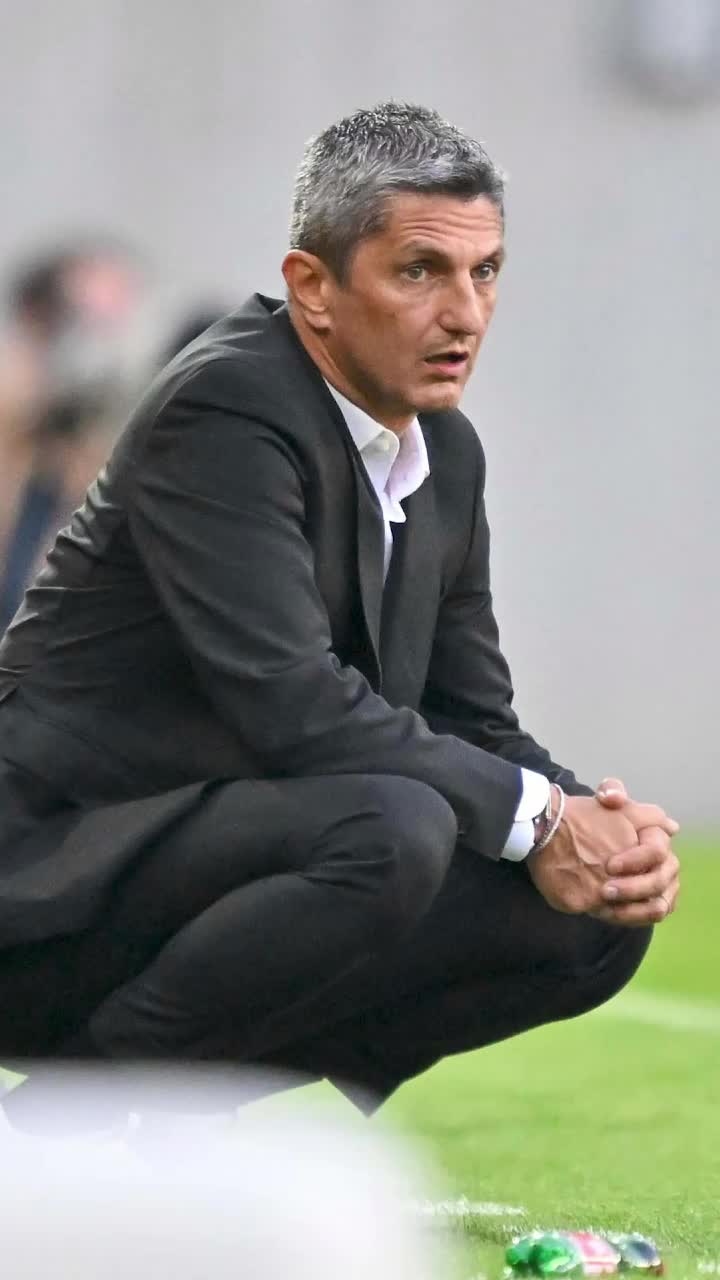 Răzvan, aplaudat pe Toumba  După derby, antrenorul   a plecat direct la aeroport!  Susținut de greci și de Benitez în momentele grele prin care trece familia Lucescu