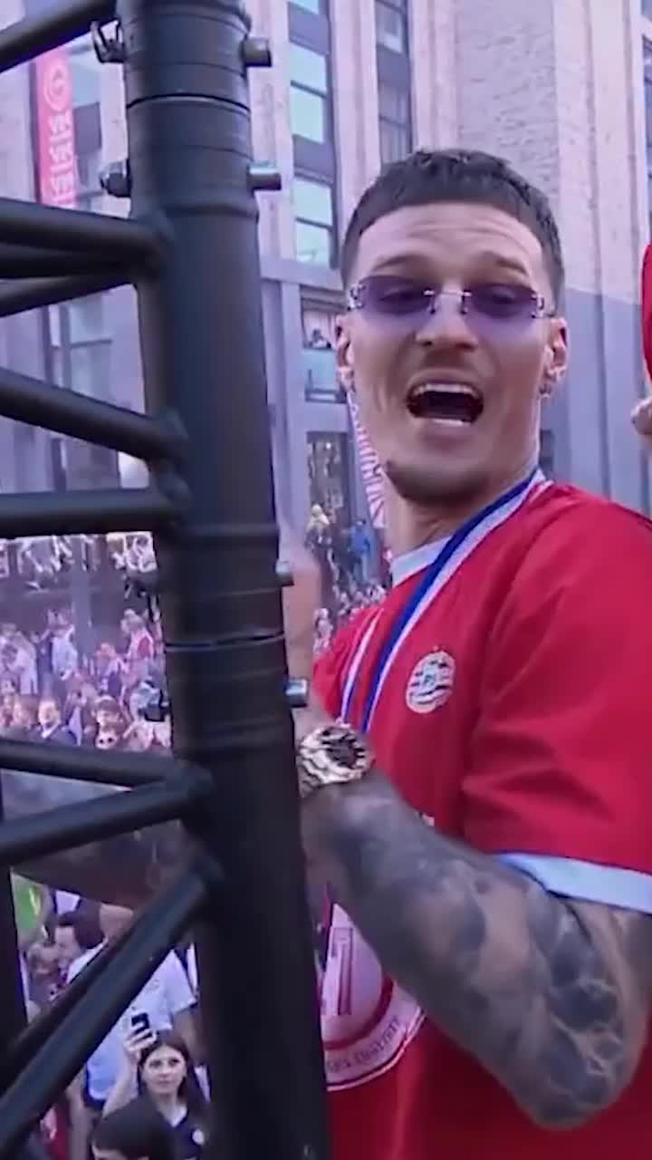 „N-am văzut așa ceva în viața mea!”    VIDEO+FOTO.   Toți jucătorii lui PSV în tricoul lui   Dennis Man!  Paradă cu zeci de mii de fani pe străzile din Eindhoven