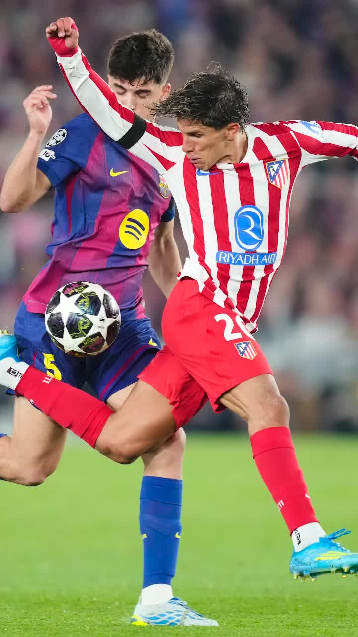 Ce eroare, Kovacs!    Arbitrul a dat „galben” la fault de eliminare  în Barcelona - Atletico. Salvat de VAR!