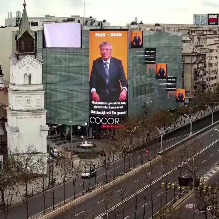 Omagiu pentru Lucescu în centrul Bucureștiului  Imaginile apărute pe   ecranele magazinului Cocor:  „De la kilometrul 0 spre toată lumea fotbalului”