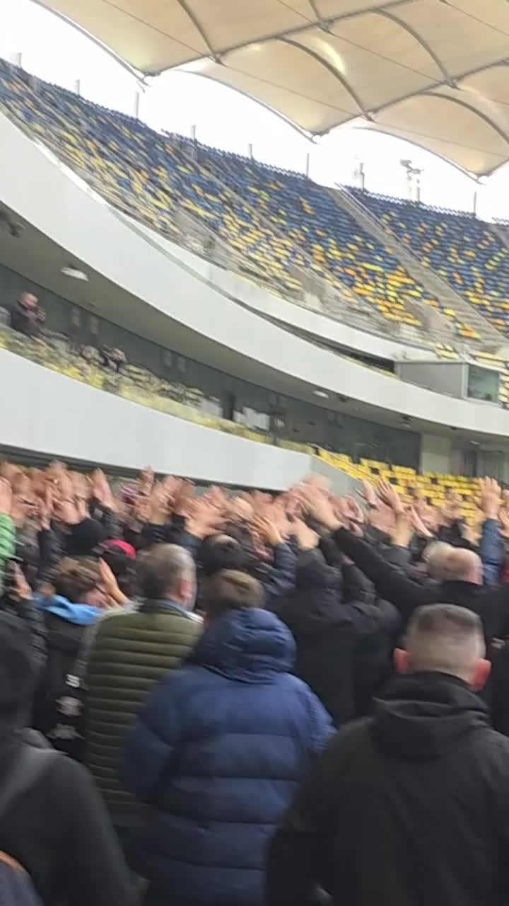 „Te vom iubi mereu”   Galeria lui Dinamo a scandat pentru Mircea Lucescu:   „Mentor și reper  pentru generațiile viitoare”. Răzvan Lucescu, extrem de emoționat