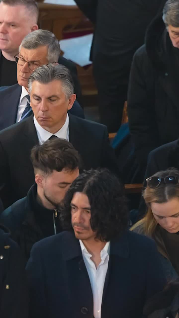 Ce gest pentru Il Luce!    FOTO:  O apariție surprinzătoare la slujba de azi.   A venit din străinătate, pe cont propriu,  și puțini l-au recunoscut în biserică