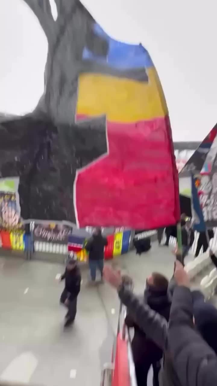 Sud Steaua, scandări abjecte    Ultrașii celor de la CSA  l-au implicat pe Mircea Lucescu în războiul lor cu FCSB