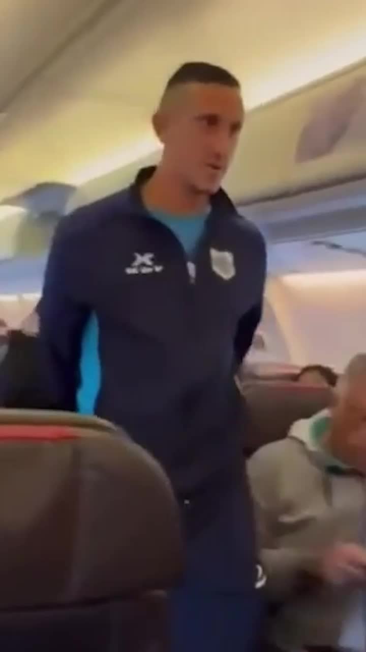 A strigat „Bomba!”    VIDEO.   Un fotbalist a fost scos   în cătușe  din avion: „Ce rușine! Câți ani ai, prietene?!”