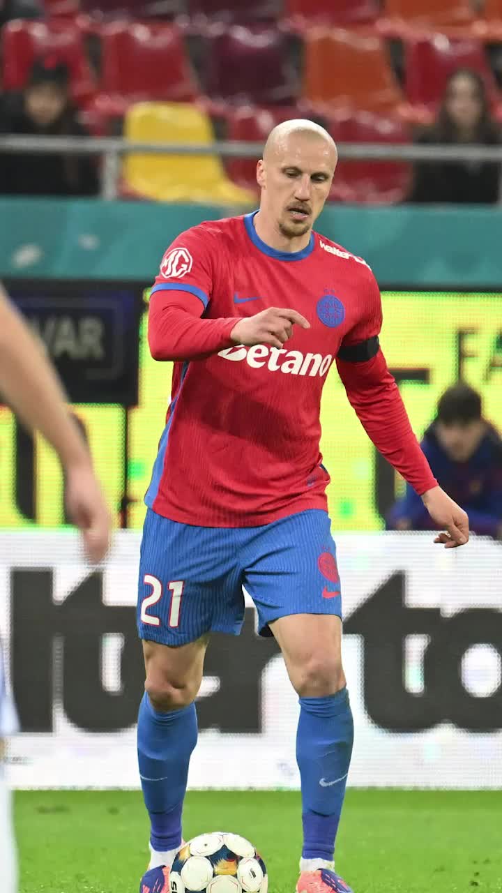 Becali intervine peste Rădoi   Patronul FCSB s-a săturat:   „Nu are cum să fie pe teren!”  » Contre cu Pintilii + cum a reacționat Mirel la conferință