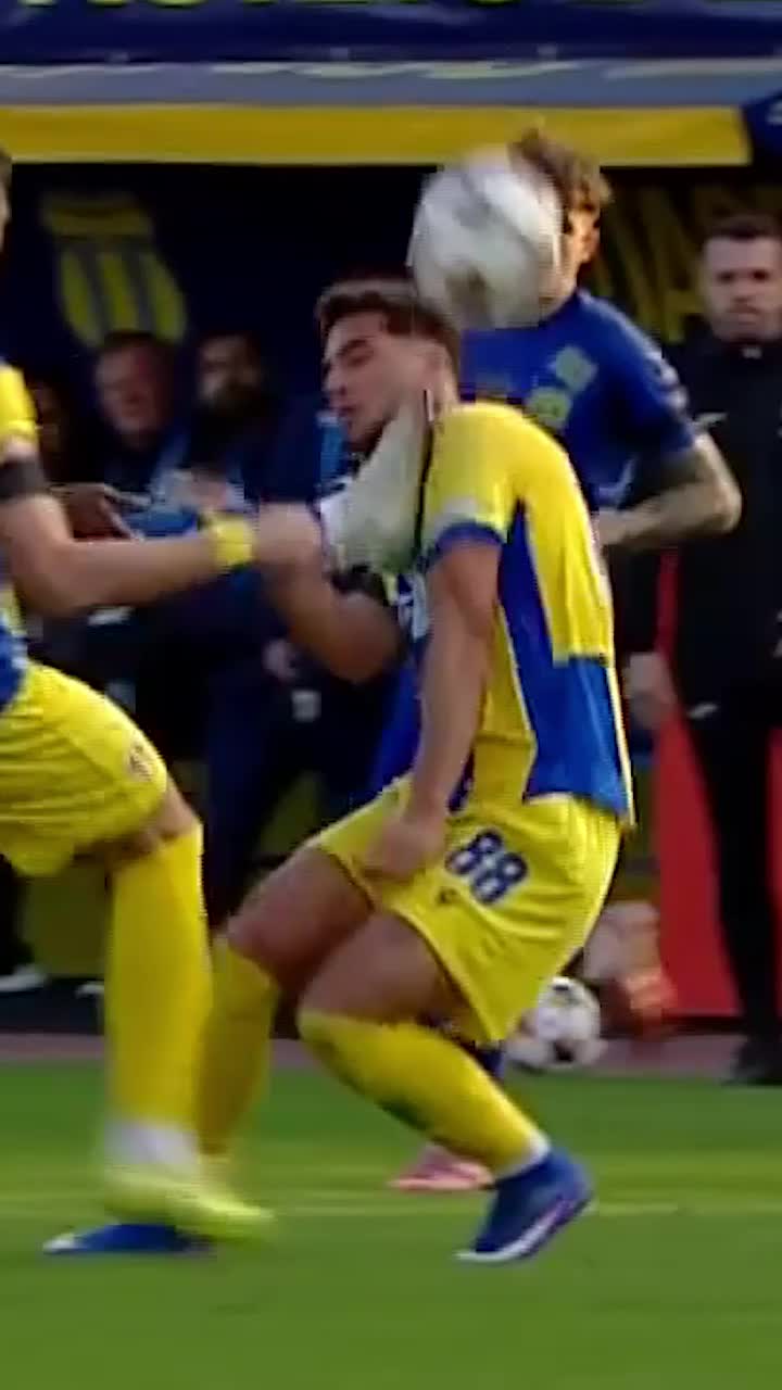 Gest de neînțeles    FOTO.   Esteban Orozco,   eliminat cu Petrolul   după doar 18 minute pentru o intrare stupidă!