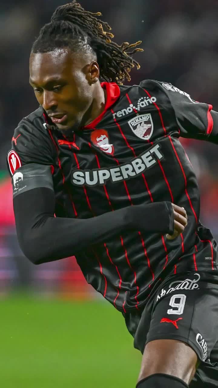 Lucescu, lipit peste Hîldan  Dinamoviștii   au acoperit chipul „Unicului căpitan”  cu poza lui Il Luce, pe tricourile de joc cu CFR. Unde a fost mutat portretul lui Cătălin