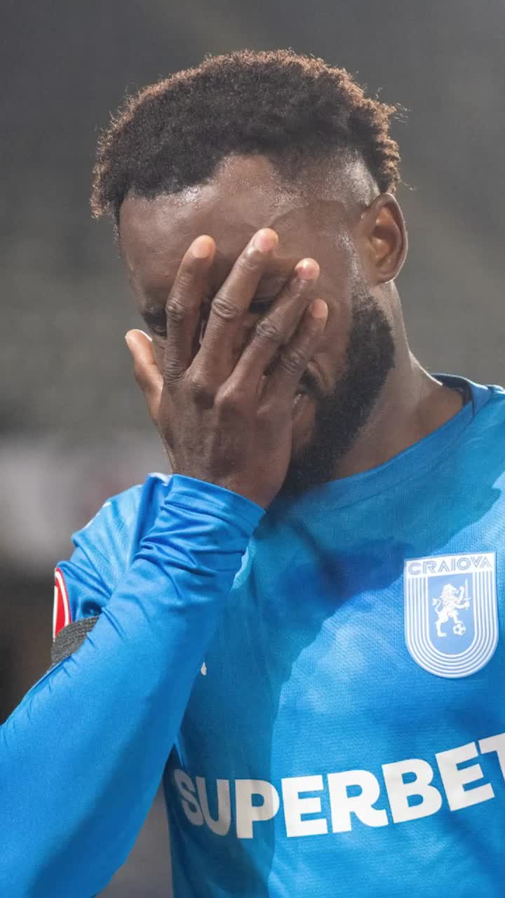 Ce a fost în capul lui Etim    FOTO.  Atacantul Craiovei,   eliminat  în min. 20  cu U Cluj, după o intrare de neînțeles!