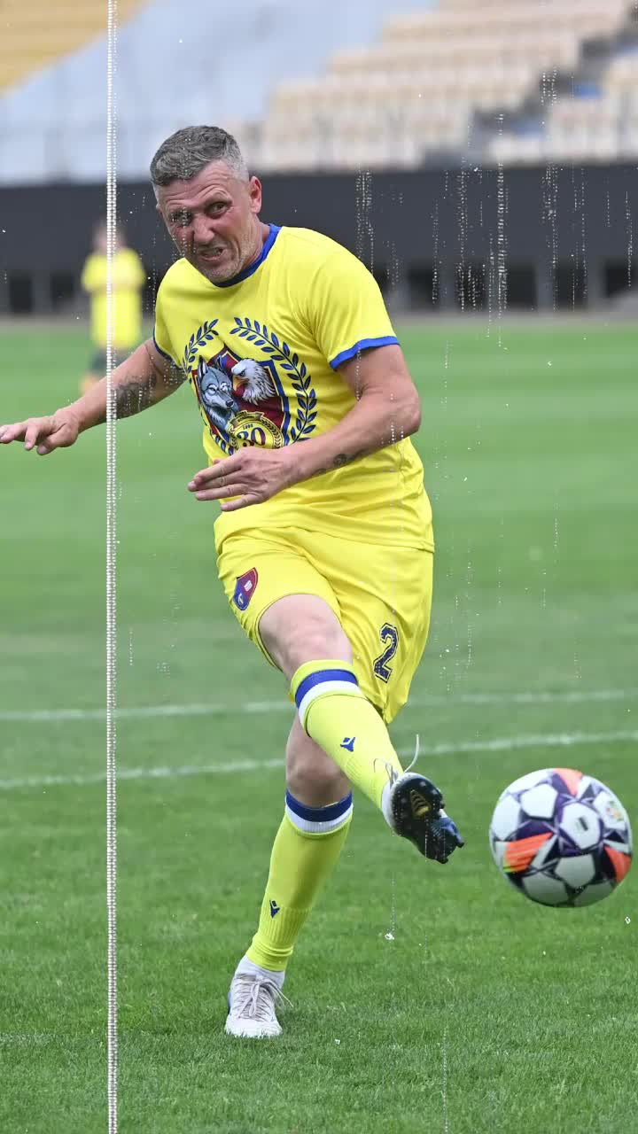 Închisoare cu suspendare    Fost internațional român,   condamnat după ce a fost prins de două ori la volan fără permis. Mai este acuzat pentru un accident rutier