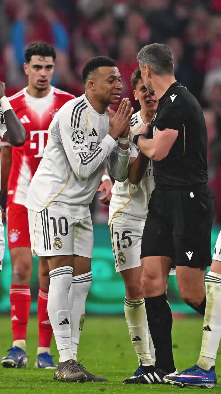 Au sărit la arbitru!    FOTO.    Fotbaliștii lui Real Madrid, furioși după eliminarea din Liga Campionilor!  Jude Bellingham, ținut cu greu! Guler a văzut cartonașul roșu!