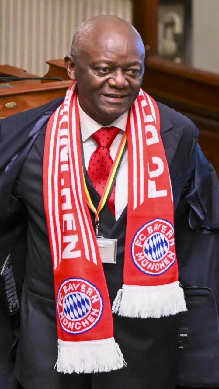  Tatăl lui Kompany, gest &icirc;n Parlament  Cum a sărbătorit părintele antrenorului de la Bayern calificarea &icirc;n semifinalele Ligii Campionilor