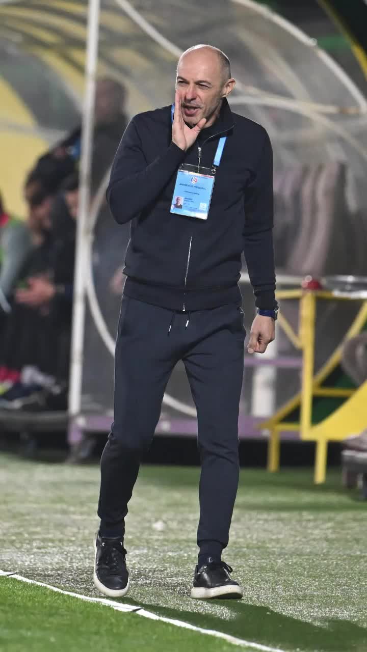„Nu ne mai prezentăm la joc”   Bogdan Andone,   nemulțumit de jucătorii săi, dar și de arbitraj  după înfrângerea cu CFR: „Nu comentez mai mult”