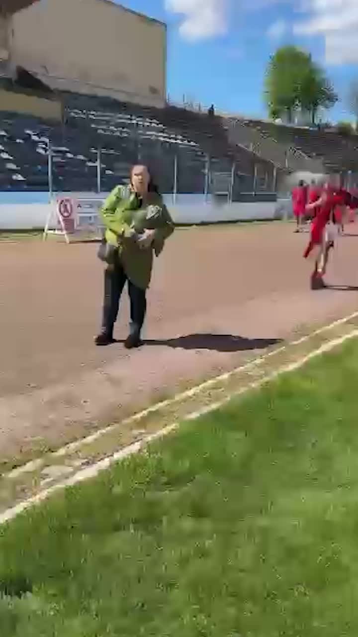  &bdquo;Nu știi cu cine te pui&rdquo; Mama unui jucător a amenințat arbitrii:  &bdquo;Vrei să nu mai arbitrezi &icirc;n viața ta?&rdquo; + Bătaie generală &icirc;ntre părinți: &bdquo;S-au dat pumni&rdquo;