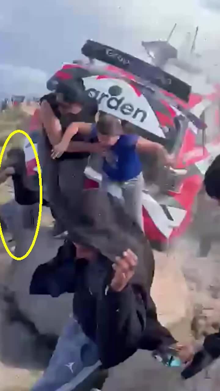 Tragedie în lumea raliurilor    VIDEO.  Mașina s-a răsucit de șase ori în aer! Izbit în plin,   un spectator a murit