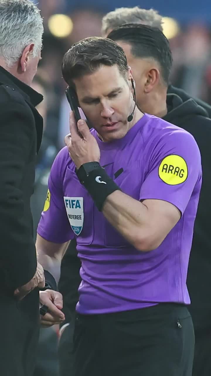 Moment fără precedent    FOTO.  „Centralul” finalei Cupei Olandei, surprins în timp ce   vorbește la telefon în timpul meciului!