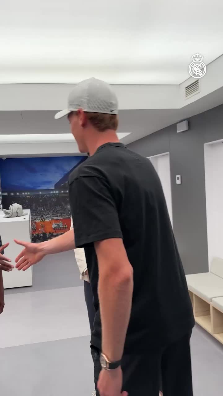 Spectacol pe „Bernabeu”    VIDEO.  Bellingham   a vorbit cu Nadia Comăneci,  apoi a jucat tenis cu Sinner și Nadal » Florentino Perez, ipostază inedită