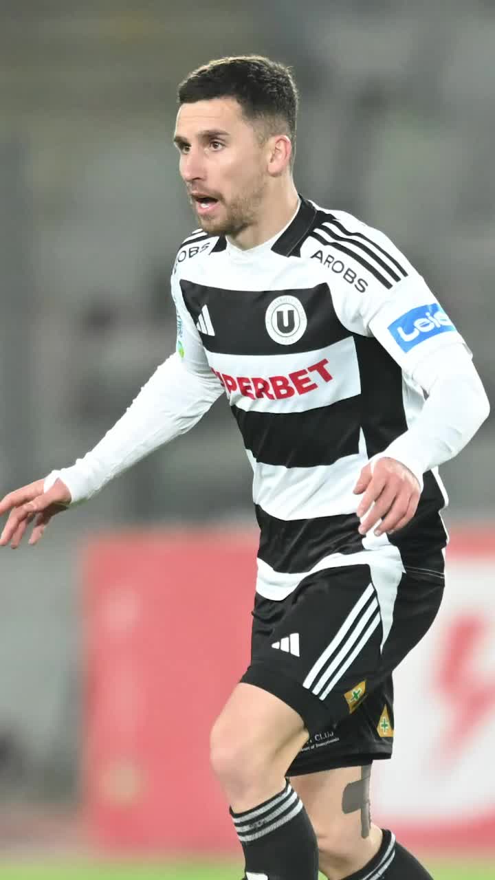 Furioși pe Kovacs  Jucătorii lui U Cluj   acuză arbitrajul  după eșecul cu CFR: „Știa că avea «galben» și nu a vrut să-l elimine!”