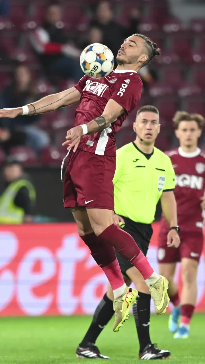 Ce a făcut Kovacs!?     FOTO.   Decizie controversată în CFR - U Cluj:   a vrut să-i dea „galben”, dar a renunțat  » Ar fi fost eliminat!