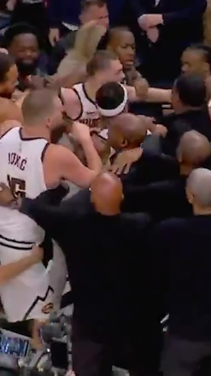 Haos în play-off-ul NBA!    FOTO:     Nikola Jokic și-a ieșit din minți   când a văzut ce a făcut adversarul: „E o regulă nescrisă”