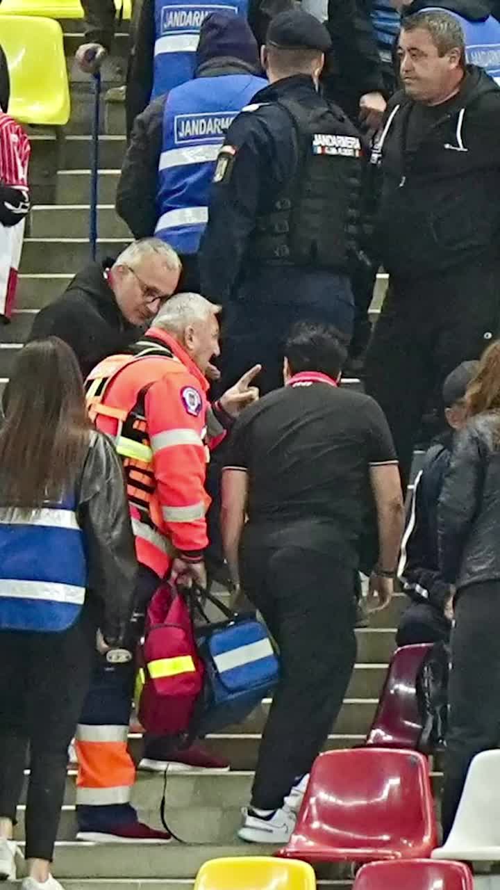 Momente de panică pe Arena Națională     FOTO.  Unui fan   i s-a făcut rău  pe stadion înainte de Dinamo - Rapid