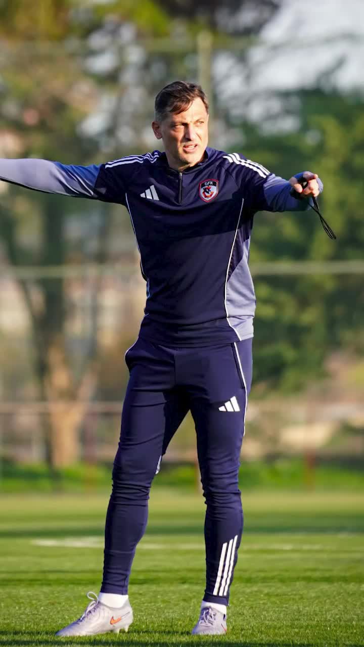 Rădoi, în mijlocul furtunii    Președintele lui Gaziantep  pregătește schimbări majore la club