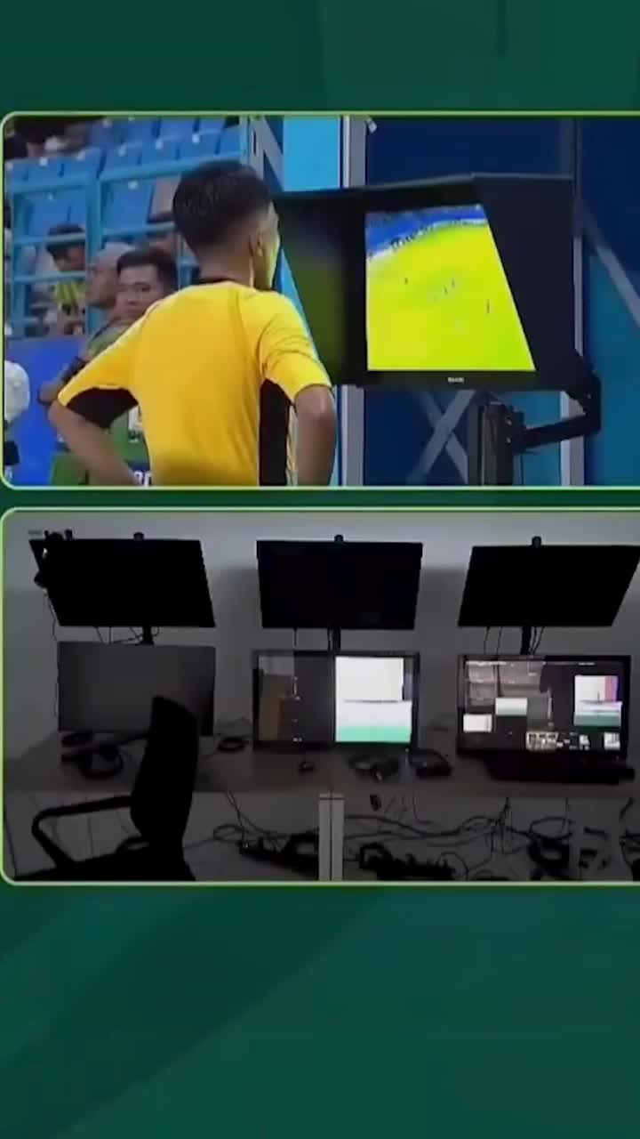 Nimeni în camera VAR     FOTO.  Moment bizar în timpul unui meci, atunci când   arbitrul s-a dus să revadă o fază