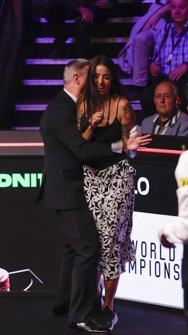 Luată pe sus de arbitru     FOTO.  O femeie a întrerupt   finala Mondialului de Snooker!  Ce plan avea: „Nu am apucat! Aș fi vrut ca Ronnie O'Sullivan să vadă”