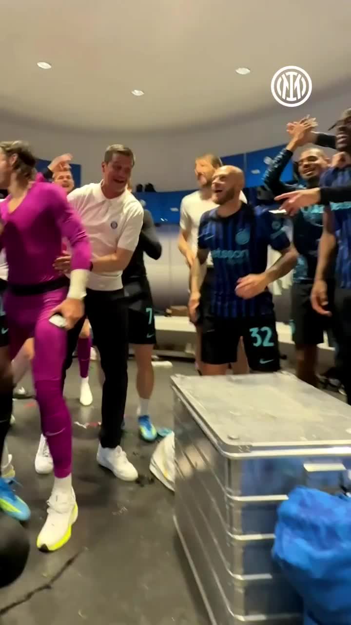 „Made in Romania”     VIDEO.     Cristi Chivu, dezlănțuit   în vestiarul lui Inter! Au sărbătorit titlul cu maneaua ajunsă celebră în Europa