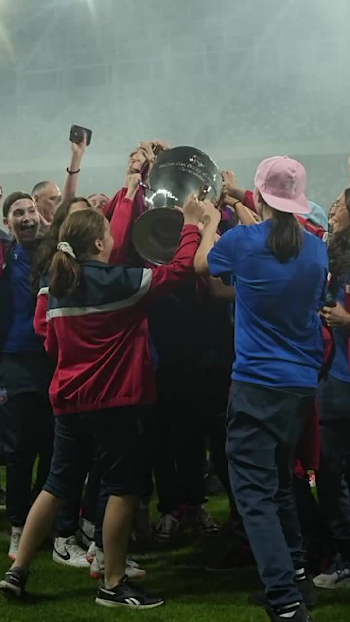  „Campionii, campionii, ole, ole, ole”    VIDEO+FOTO     Legendele Stelei de la Sevilla,   sărbătorite în Ghencea joi seară: imagini spectaculoase!