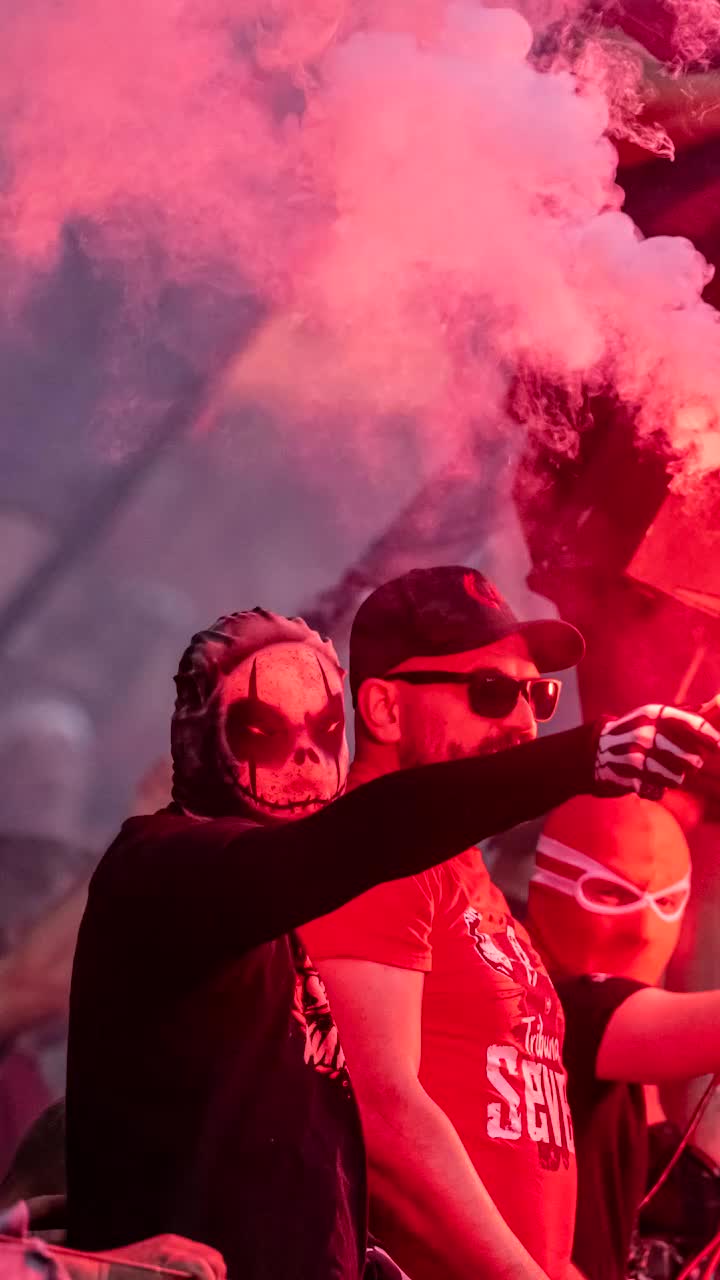  Haos în Cehia    FOTO.  Meciul care putea decide campioana, oprit în prelungiri! Fanii au intrat pe teren și   l-au rănit pe portarul advers